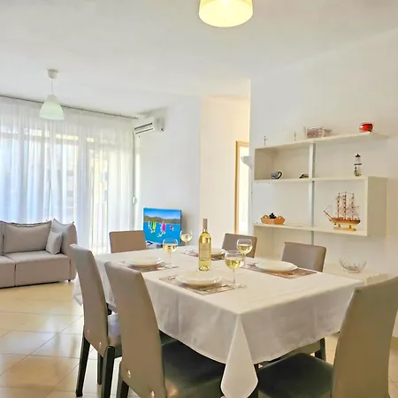 アパート Two Bedroom With Sea View 100 *